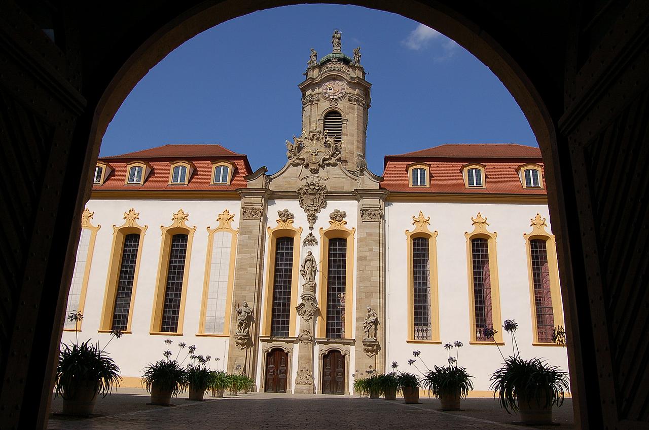 Blick zu Schlosskirche, wie er sich vom Eingang her zeigt