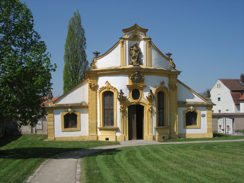 Die Mariahilf-Kapelle hinter der Stadtpfarrkirche St. Georg